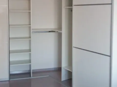 Bijeli garderobni ormar s policama i vješanjem - Zagreb