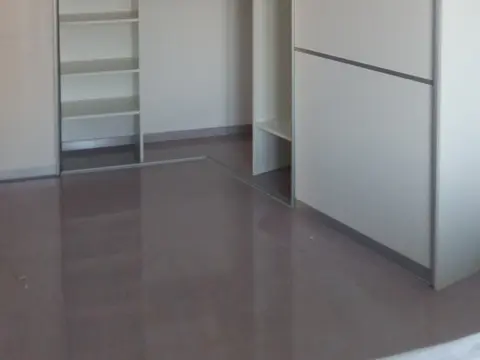 Bijeli kutni ormar s policama u kutu - Zagreb