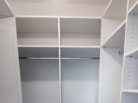 Bijeli walk in ormar s policama - Zagreb