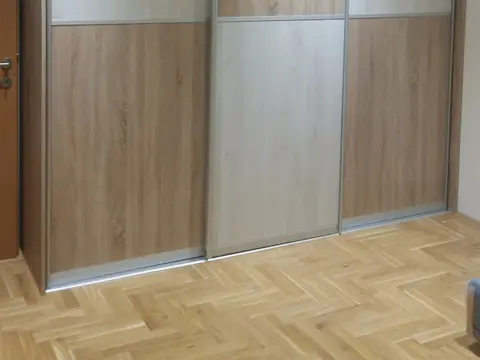 Kosi ormar s vratima u dva dekora - Zagreb