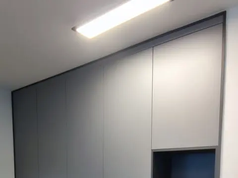 Sivi Premium ormar s tamnom nišom - Zagreb