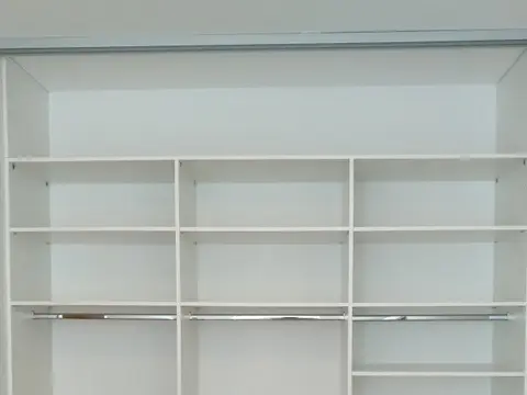 Unutrašnjost Basic ormara s policama i šipkom - Zagreb
